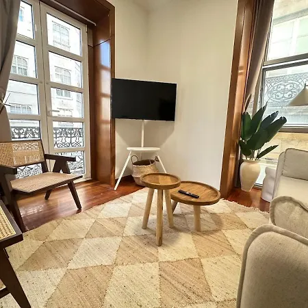 With A Balcony, Downtown & Free Parking Apartment *